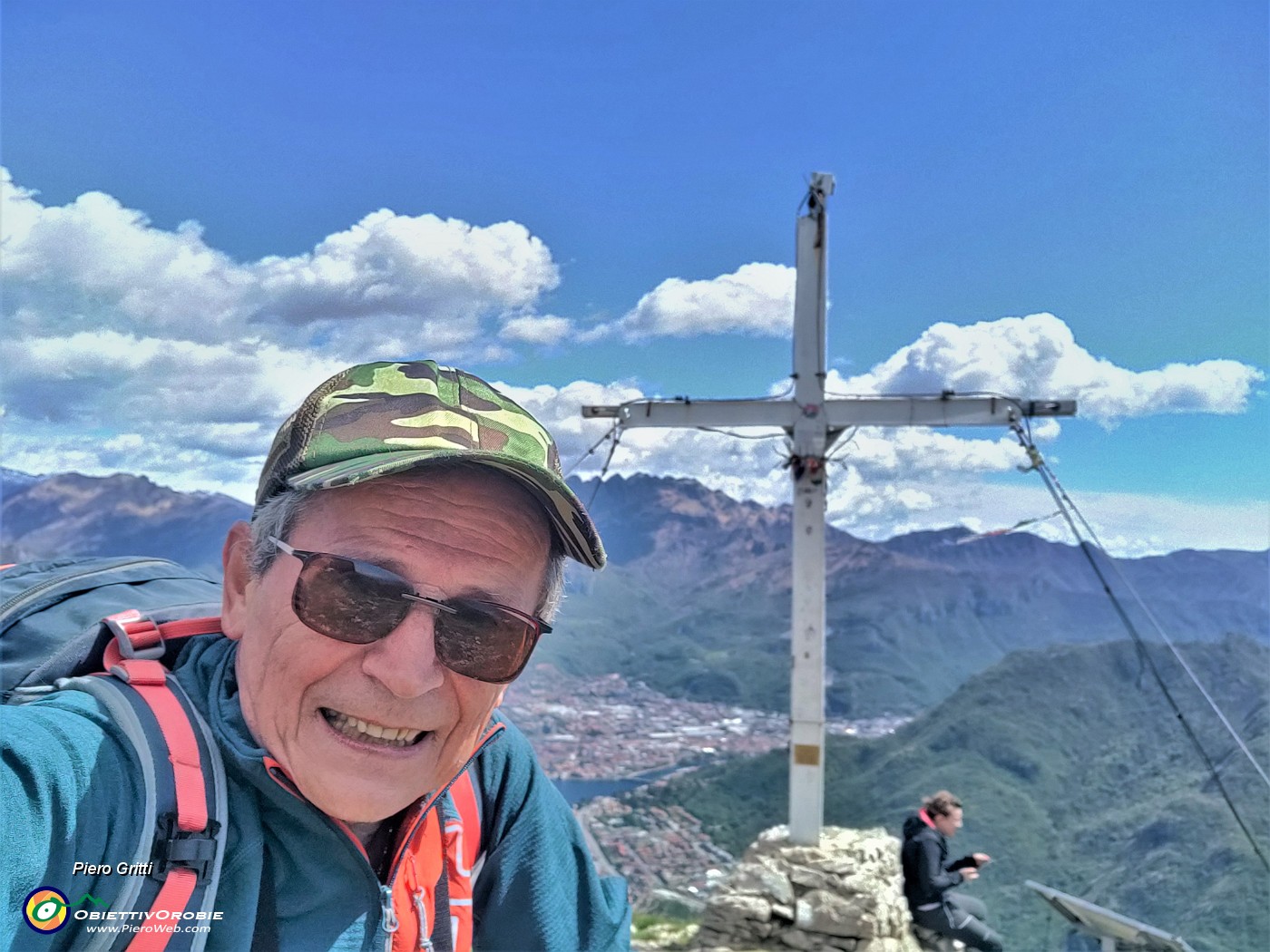 63 Alla croce di vetta del Corno Birone (1116 m) con splendida vista panoramica su Lecco, i suoi laghi, i suoi monti.jpg